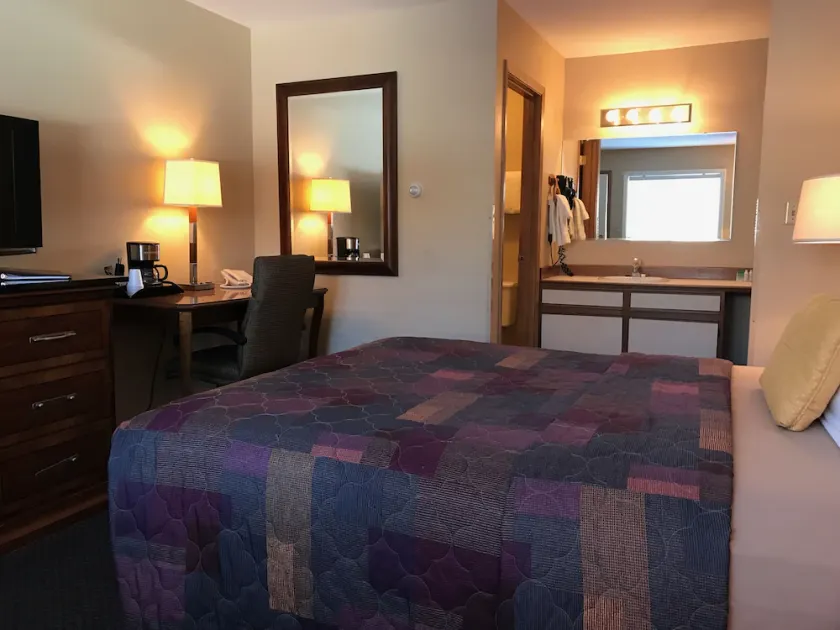 Lakeshore Inn & Suites - Image 1