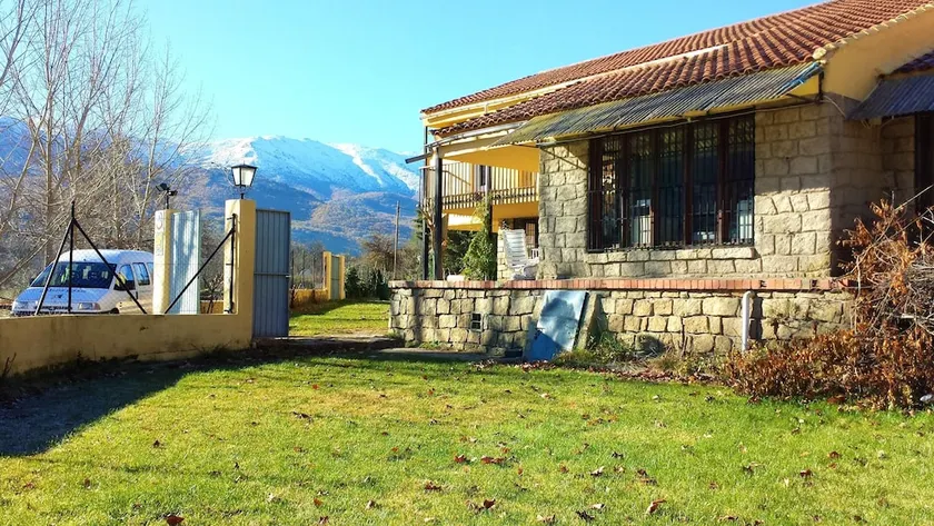 6 bedrooms house with lake view and enclosed garden at Navaluenga - Image 1