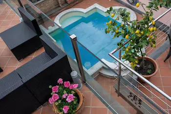 Hotel Borromeo Resort - Image 1