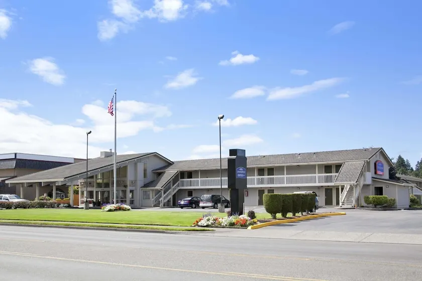 Howard Johnson Inn & Suites Tacoma Near McChord AFB - Image 1