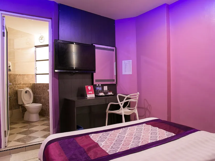 OYO 176 Hotel Q Inn - Image 1