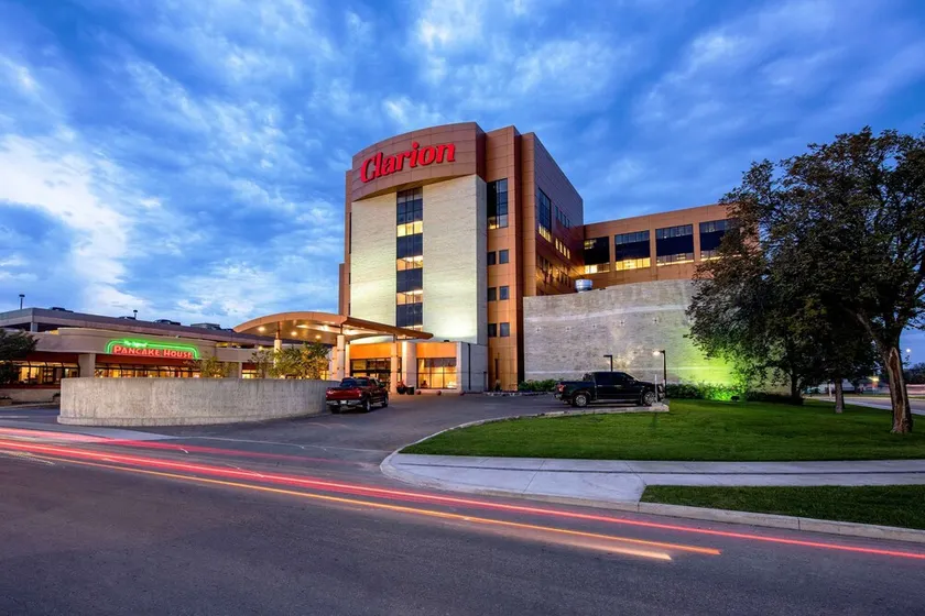 Clarion Hotel & Suites Winnipeg Airport - Image 1