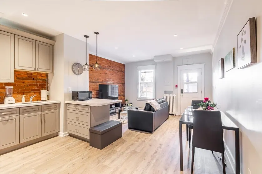 Upscale 1BR Apartment w Netflix - Prime Location - Image 1