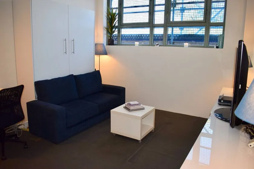 Cosy Newtown Studio Apartment With Swimming Pool - Image 1