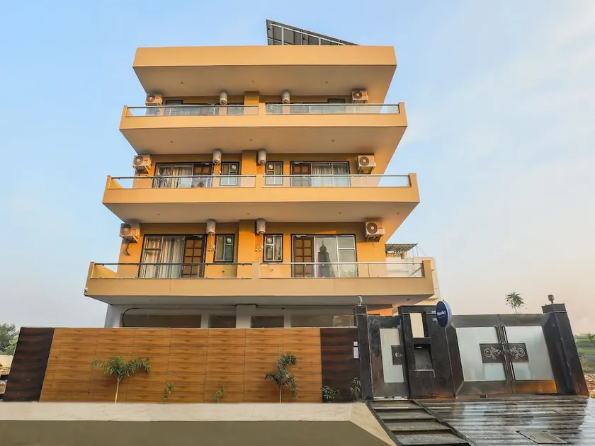 Silverkey Medanta Sec 38 By OYO Rooms - Image 1