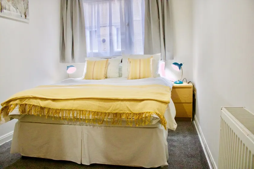 2 Bedroom Modern Home Sleeps 4 - Image 1