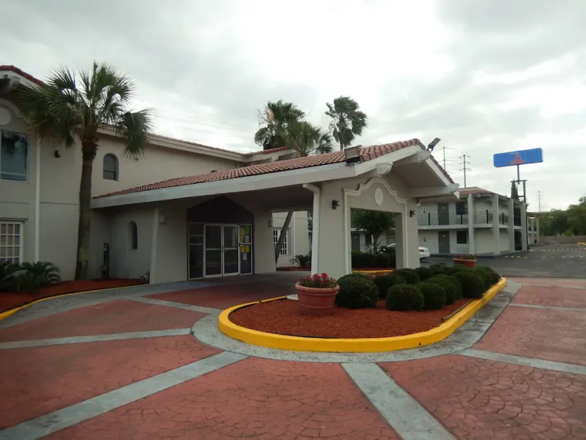 Studio 6 Houston, TX - Intercontinental Airport South - Image 1
