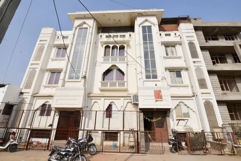Hotel Raj Niwas by OYO Rooms - Image 1