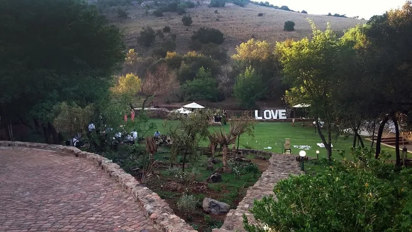 Thanda Manzi Country Hotel - Image 1