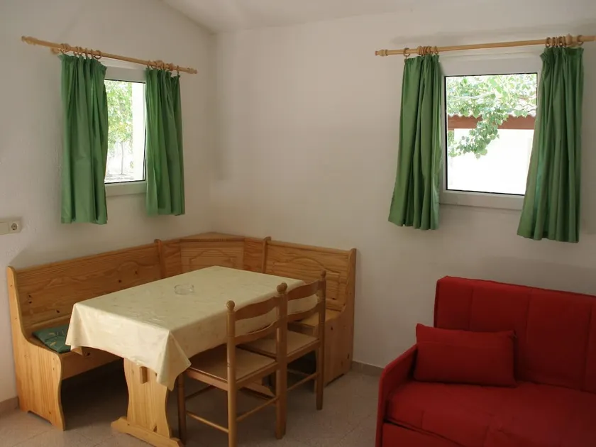 Tidy bungalow with a covered terrace, in the Aragon region - Image 1