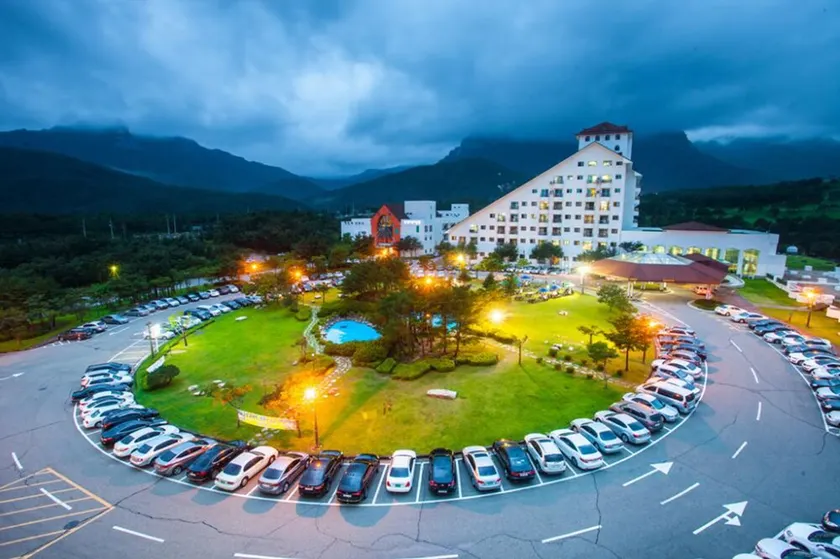 Ilseong Condo and Resort Seorak Hot Springs - Image 1
