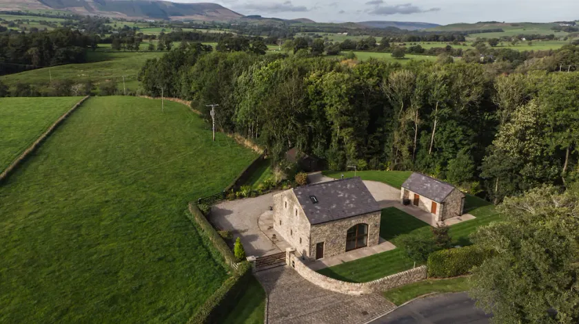 Beautiful Secluded 2-bed Barn With Woodfire Hottub - Image 1