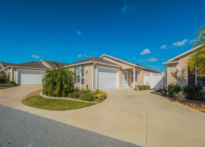 Amber Court 871 by White Pelican VR - Image 1