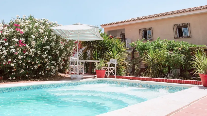 Beautiful 13 bed Villa, Private Pool, Large Garden - Image 1