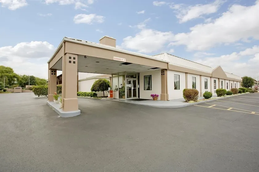 Americas Best Value Inn Shelbyville - Image 1