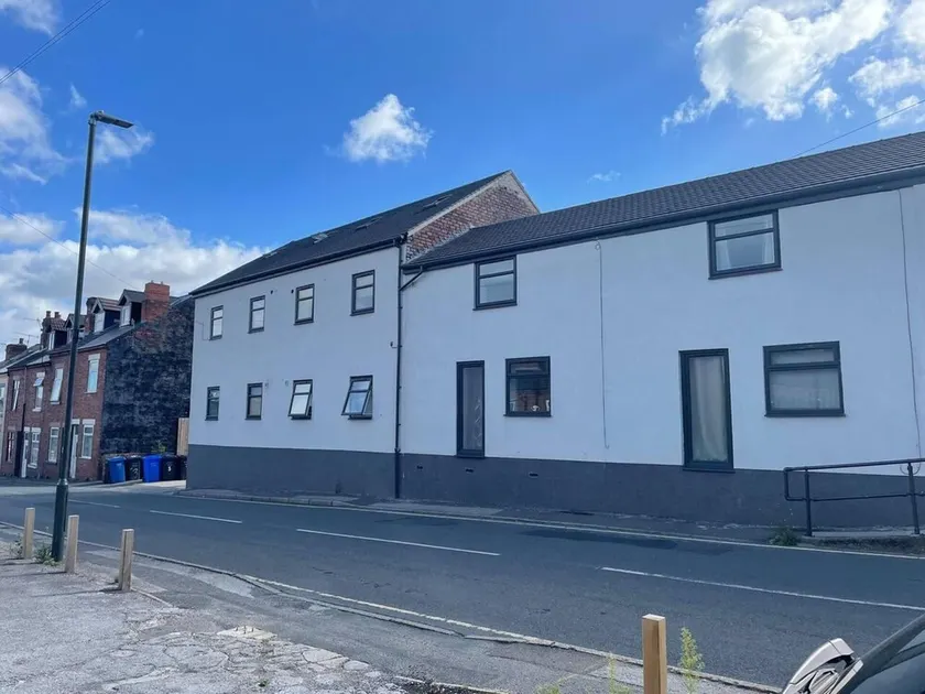 Impeccable 1-bed Apartment in Chesterfield - Image 1