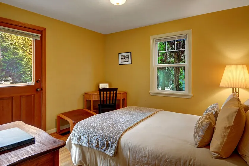 Husky Hideaway - Two Bedroom Home with Fireplace - Image 1