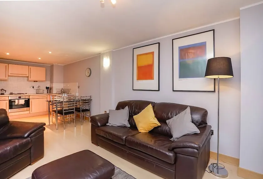 Leeds City Centre Apartment with River View - Image 1