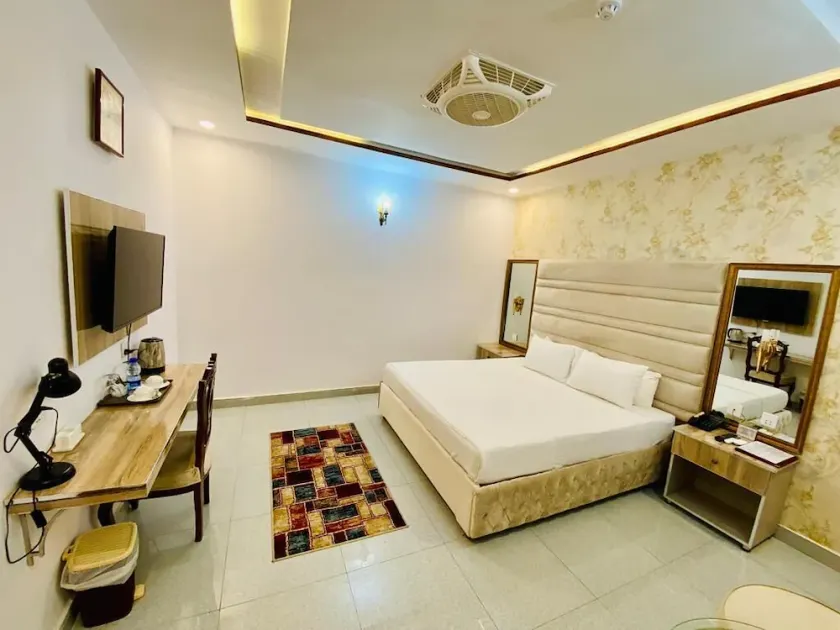Neshaz Hotel & Suites - Image 1