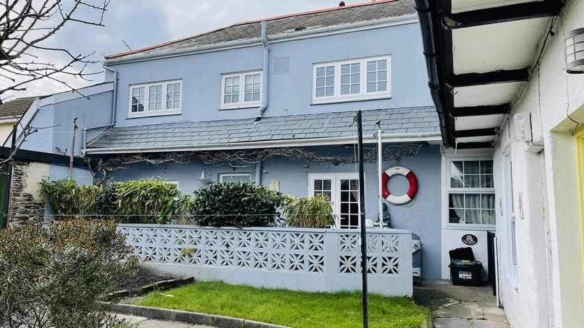 Beach Cottage - Nautical-themed Cottage in Central Totnes - Image 1