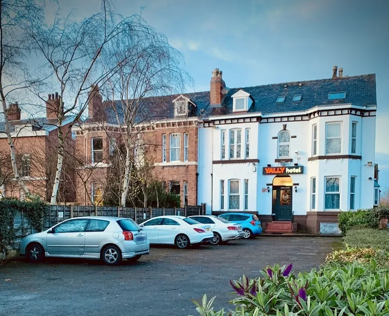 Yally Hotel - Image 1