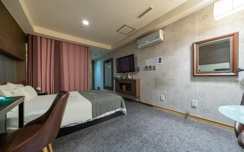 Palace Hotel - Image 1