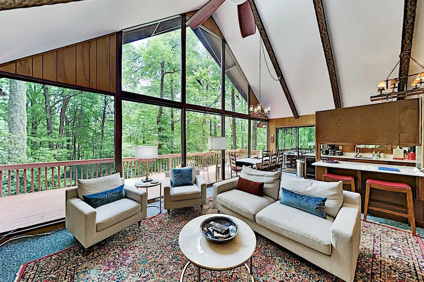 3br W/ 2 Decks & Sunroom 3 Bedroom Cottage - Image 1