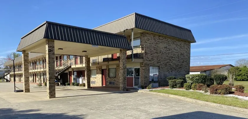 Budget Host Inn Baxley - Image 1