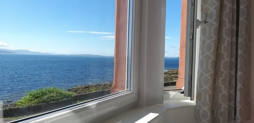 Captivating 1-bed Apartment sea Views,in Innellan - Image 1
