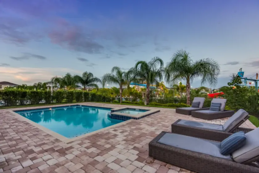 Villa conviviale et familiale avec piscine privée et jacuzzi - Image 1