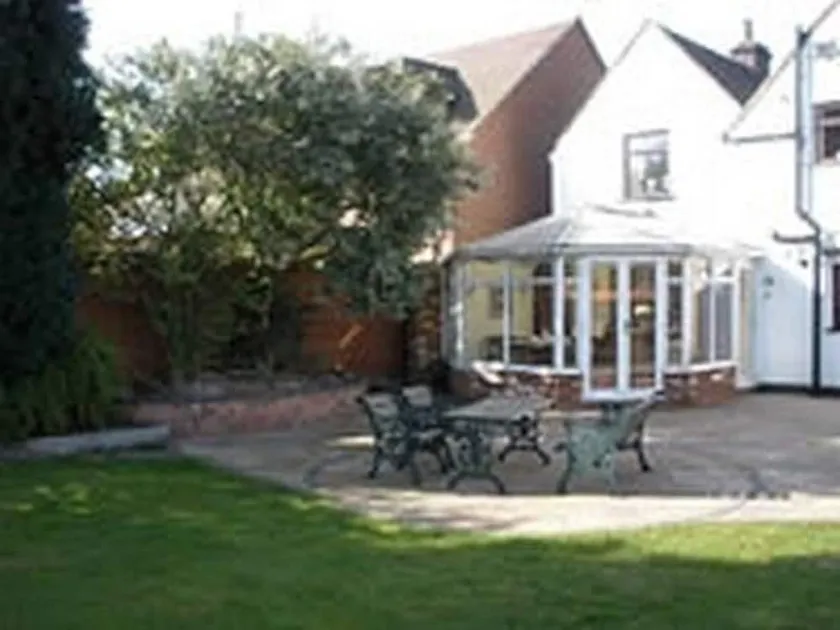Langley Cottage Guest House - Image 1