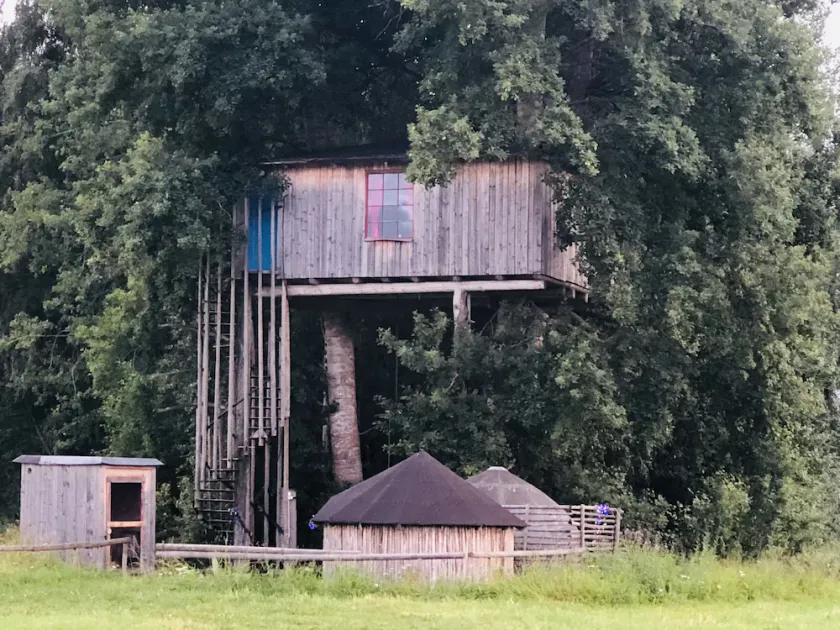 Treehouse Magpies Nest With Bubble Pool - Image 1