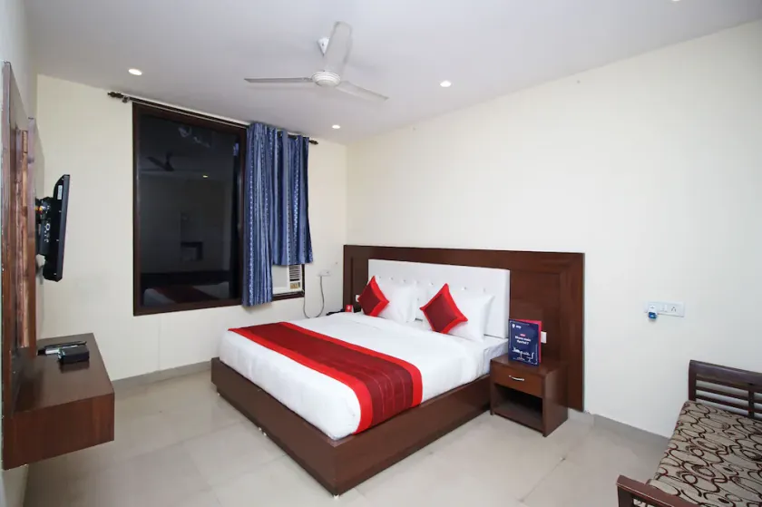 Hotel Eden Greens By OYO Rooms - Image 1