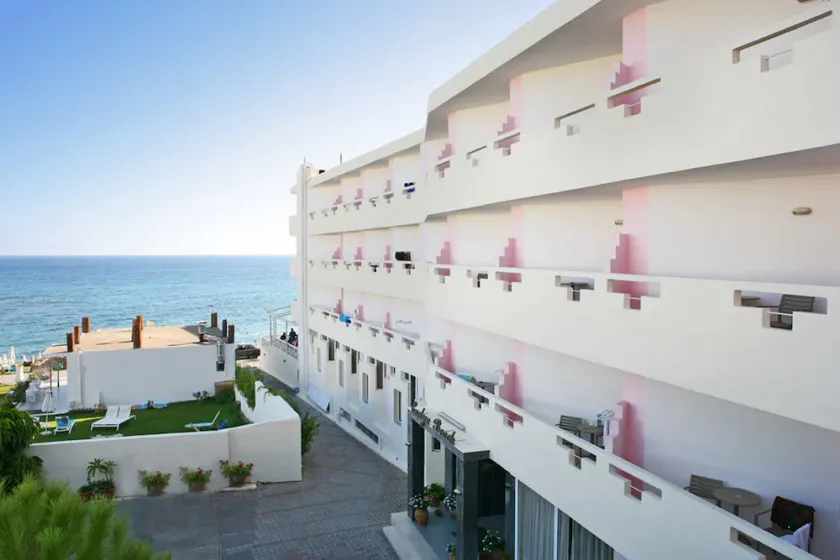 Evelyn Beach Hotel - Image 1