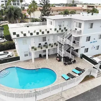 Sibi Beach Hotel - Image 1