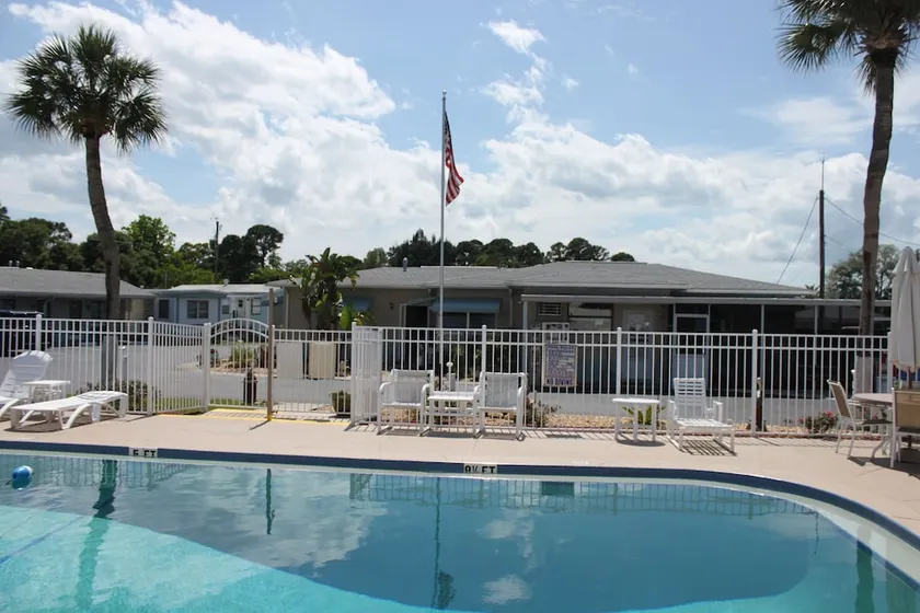 Carters Motel & Mobile Home Village - Image 1