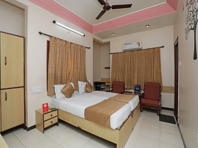 OYO 3646 Hotel Shree Yash - Image 1