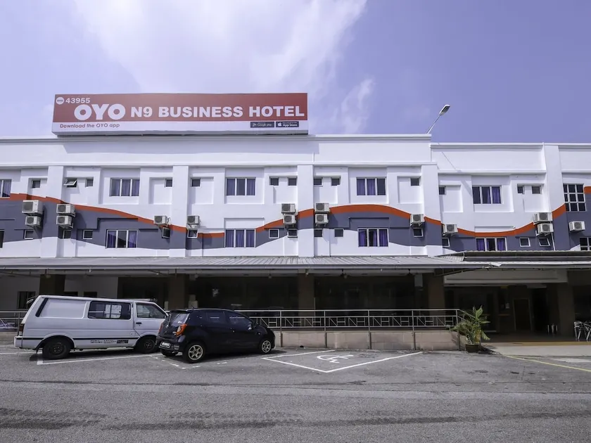 OYO 43955 N9 Business Hotel - Image 1