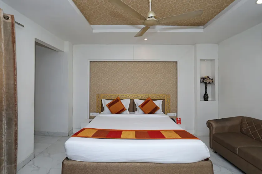 OYO 10277 Hotel Delux Golden - Image 1