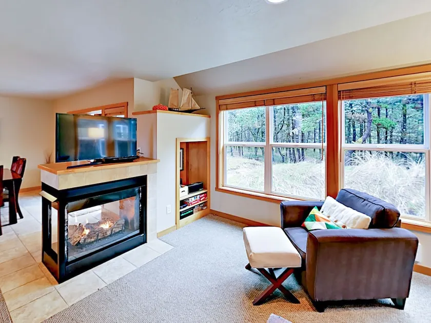 3br Coastal 3 Bedroom Home - Image 1
