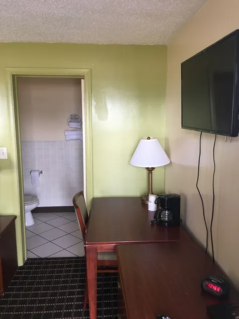 Kentland Motel - Image 1