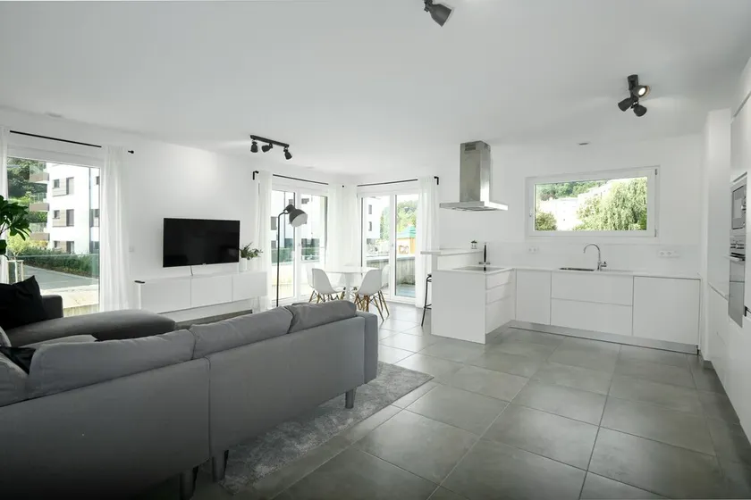 2BR Apt 100 m2 w Terrace Garden & Pkg - Image 1