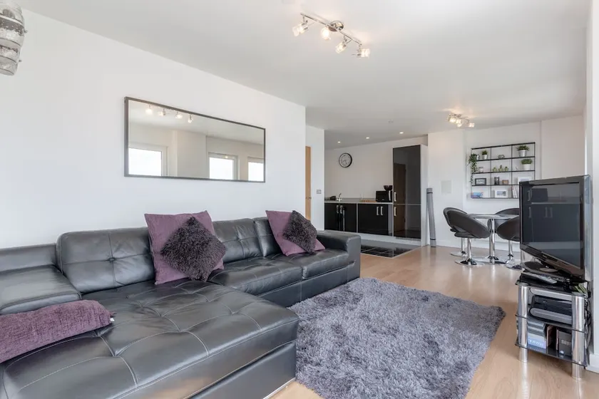 3 Bedroom Dual-aspect Flat With River Views - Image 1