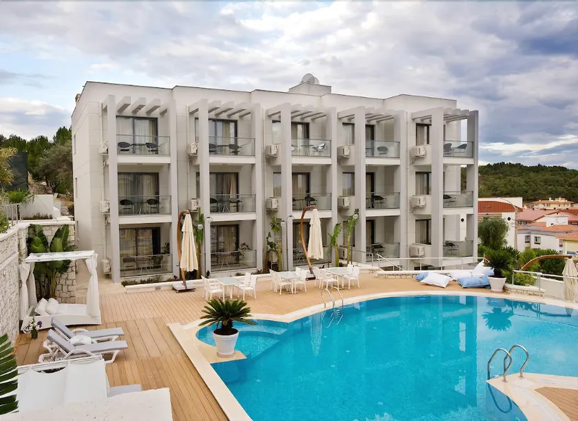 Captain Hotel - Image 1