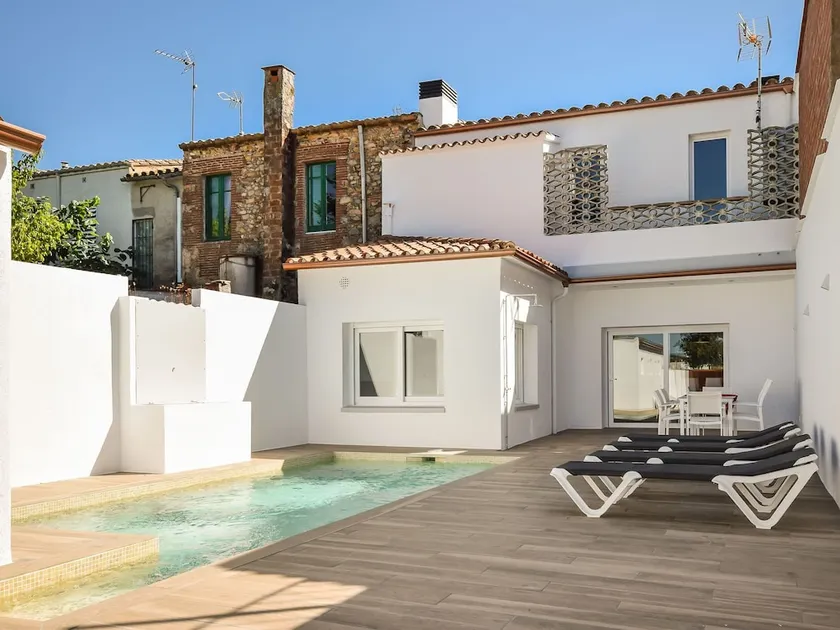 Authentic, Modern and Wheelchair Friendly Holiday Home With Private Pool - Image 1