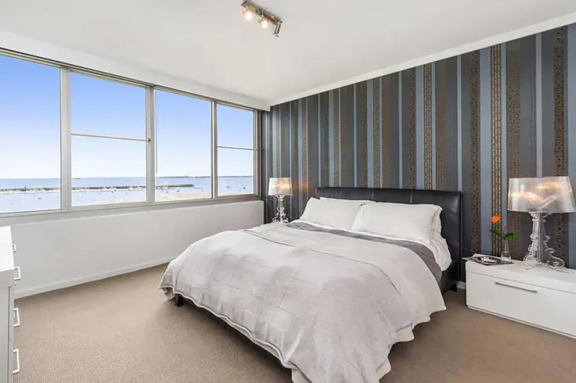 St Kilda Penthouse with Panaromic Bay and City View - Image 1