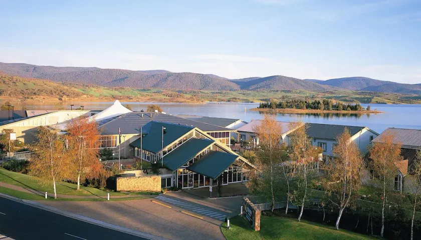 Horizons 414 - Lake Jindabyne Waterfront - Image 1