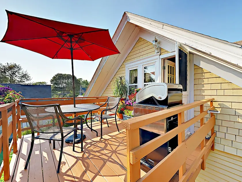 Romantic Crowâ€™s Nest Hideaway 1 Bedroom Apts - Image 1