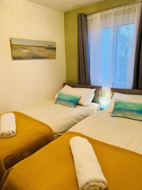 Cosy 2BD Chalet St Ives Holiday Village - Image 1