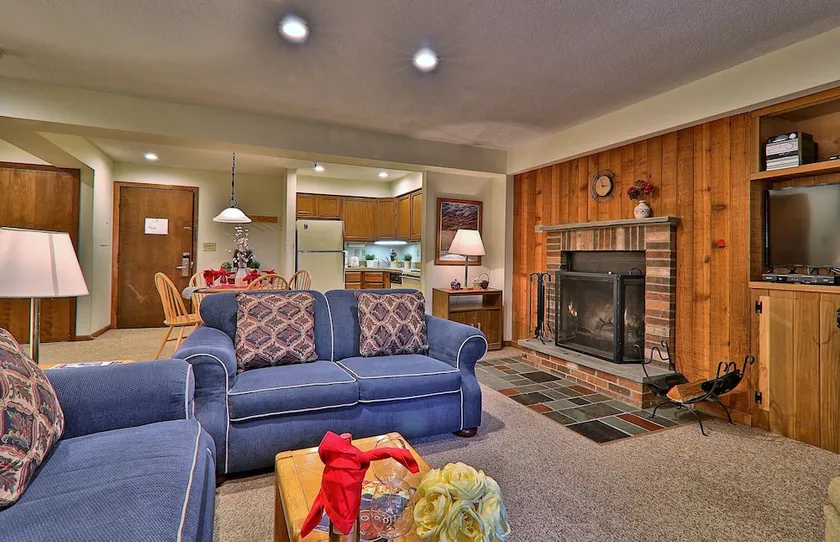 MG 3B02 - Wow. Can you get any closer?  1BR/1BA Sleeps 4 - Image 1